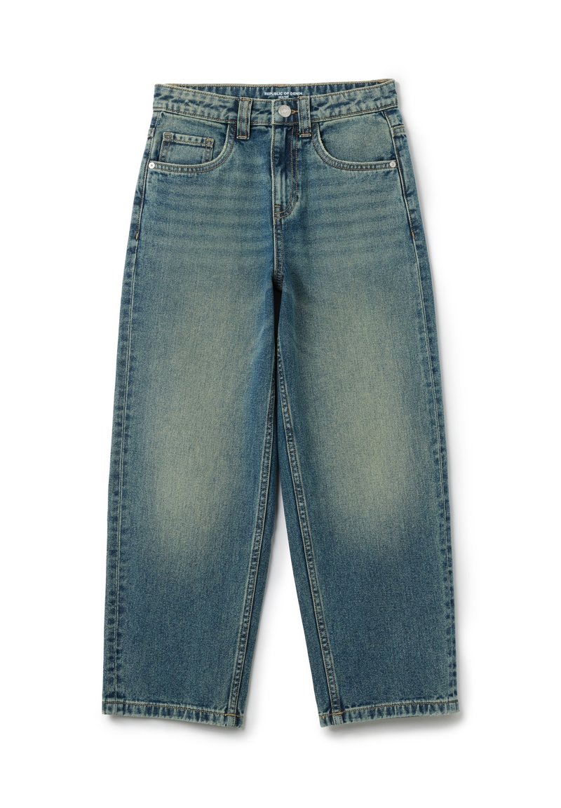 Jeans de mezclilla azul claro con un corte relajado, piernas rectas, diseño de cinco bolsillos y un desgaste sutil a lo largo de los muslos. Cierre con botón de metal.