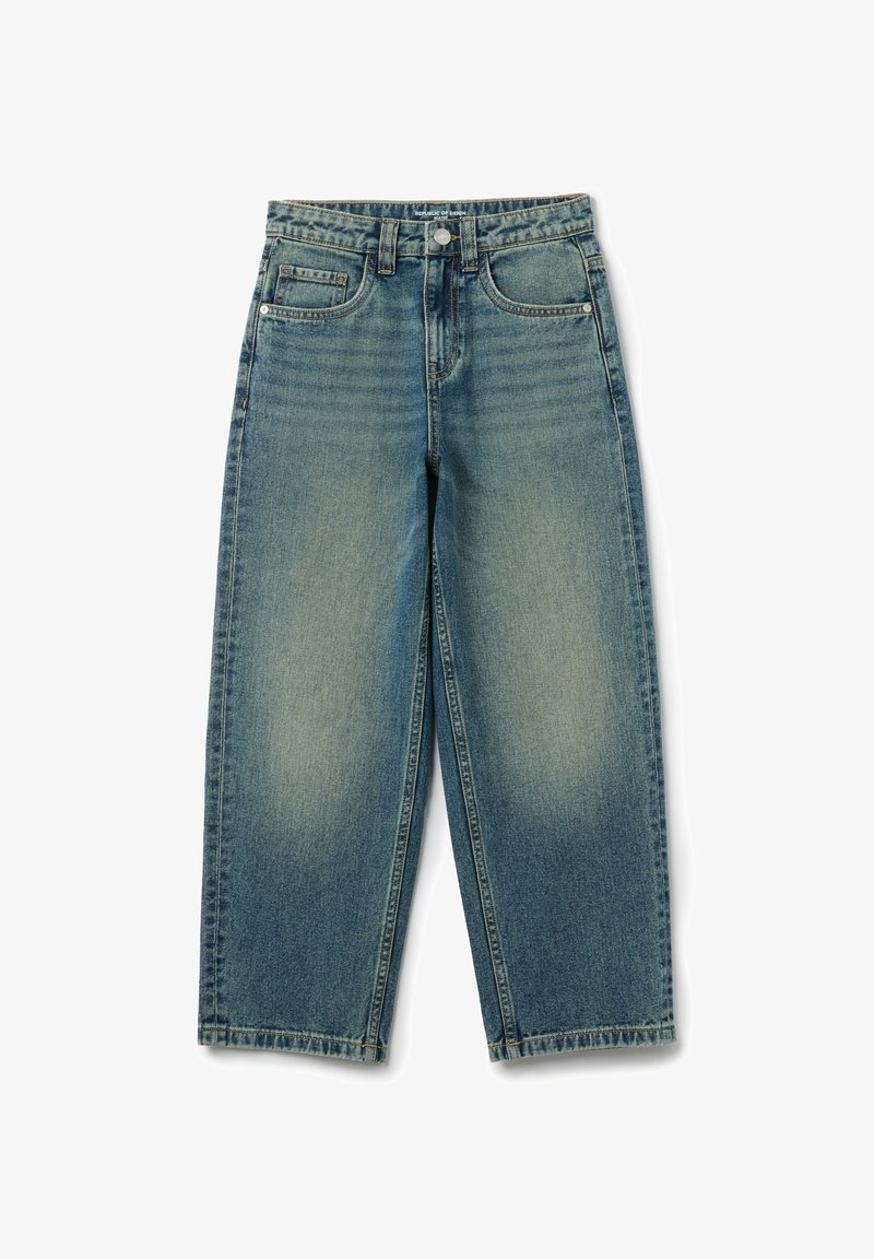 Jeans de mezclilla azul claro con un corte relajado, piernas rectas, diseño de cinco bolsillos y un desgaste sutil a lo largo de los muslos. Cierre con botón de metal.