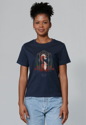 T-shirt en coton marine avec un design illustré de renard accompagné de fleurs rouges et de feuillage vert, col rond et manches courtes.