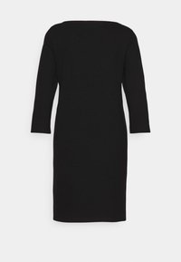 Robe droite noire longueur genou avec manches longues et large encolure, présentée à plat sur fond blanc.
