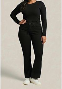Femme portant un haut noir ajusté manches longues, un jean noir taille haute à jambes évasées, et des baskets blanches, debout devant un fond neutre.