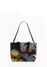 Håndtaske med flerfarvet broderede blomster- og abstrakte mønstre, med justerbar sort skulderrem og kortere strukturerede hanke.