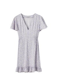 Robe à imprimé floral en lavande claire, avec des manches courtes volantes, un décolleté en V et un ourlet à volants sur la jupe.