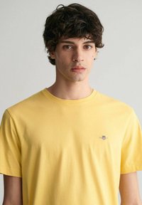 GANT SHIELD REGULAR FIT - Camiseta básica - gelb