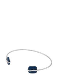 Silverarmband med en slät, böjd design, som har två mörkblå rektangulära stenar säkrade av en vågig silverdetalj.
