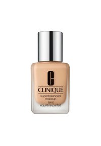 Maquillaje Superbalanced de Clinique en una botella de vidrio cuadrada con un líquido beige y una tapa redonda reflectante de color plata; etiquetada en la parte frontal.