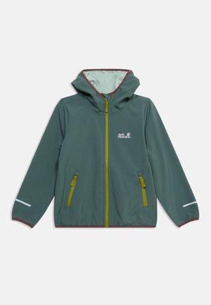 Πράσινο softshell μπουφάν με κουκούλα, κίτρινο φερμουάρ και διακοσμητικά τσέπης, ελαστικά μανίκια και το λογότυπο Jack Wolfskin στο στήθος.