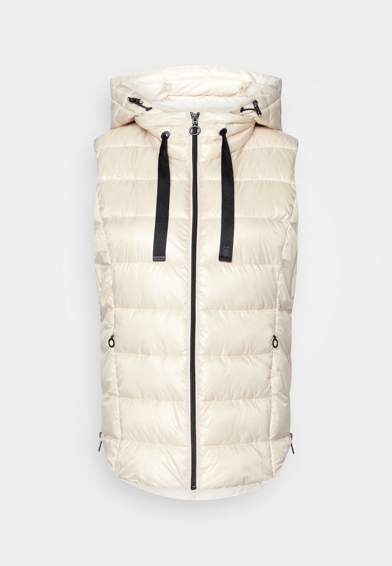 Veste matelassée beige sans manches avec capuche, fermeture éclair noire à l’avant et cordons noirs sur la capuche sur fond blanc.