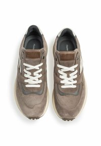 Braune Wildledersneaker mit weißen Schnürsenkeln, grauen Akzenten und einer hellen Sohle. Verfügt über ein strukturiertes Obermaterial und ein geprägtes Lederlabel.