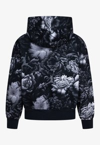 Czarna bluza z kapturem w kwiatowy wzór z nadrukiem w odcieniach szarości. Posiada sznurek w kapturze, ściągacze przy mankietach i u dołu.