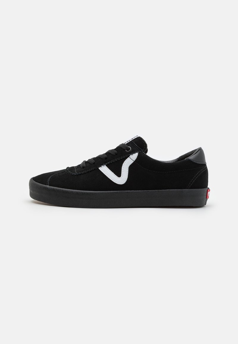 Baskets basses noires avec semelle noire, logo blanc sur le côté, lacets noirs et étiquette rouge au talon, vues de l'extérieur.