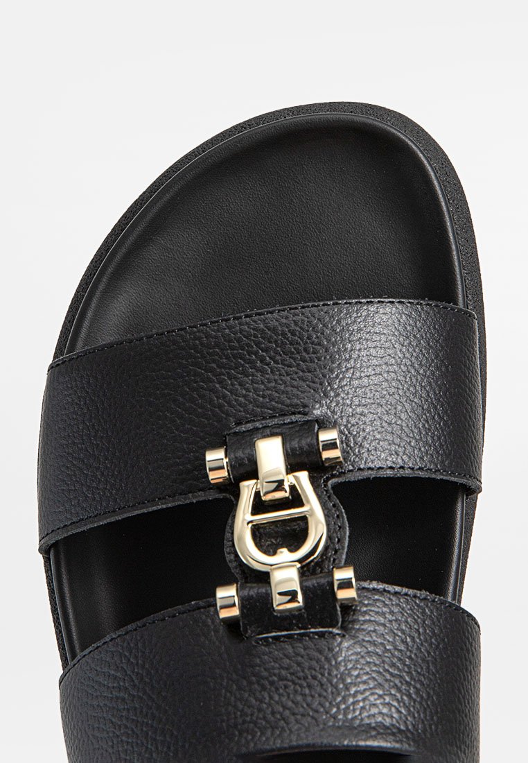 Schwarze Ledersandale mit zwei breiten Riemen und einer goldfarbenen dekorativen Schnalle. Verfügt über eine strukturierte Oberseite und eine glatte Innensohle.
