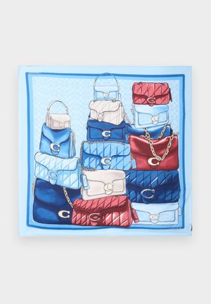 Bufandas con un patrón de bolsos acolchados apilados en azul, rojo y beige con cierres dorados en forma de "C" sobre un fondo azul claro.