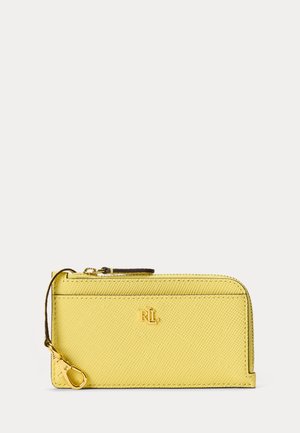 Gult tekstureret læderpung med lynlås hele vejen rundt, guldtonet lynlås, hummertanglås og lille guld RL-logo på fronten.