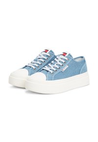 Blaue Denim-Leinenschuhe mit weißen Gummisohlen und Zehenkappen. Hat weiße Schnürsenkel und ein kleines Logo-Etikett an der Seite.