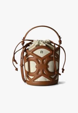 Borsa secchiello in pelle marrone con interno in tela color crema, chiusura con coulisse e design traforato. Dotata di manico corto e tracolla regolabile.