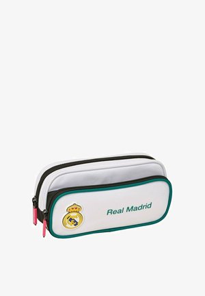 Biało-zielony piórnik Real Madrid z dwoma zamykanymi na suwak przegrodami i logo klubu na przedniej stronie.