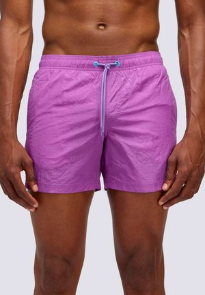 Pantaloni da nuoto viola realizzati in tessuto leggero, dotati di una cintura elastica con cordino blu e una texture liscia.