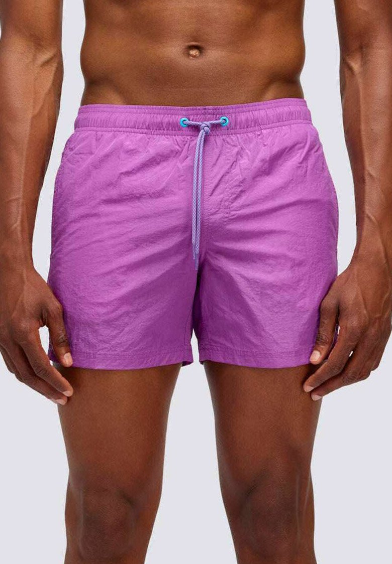 Pantaloni da nuoto viola realizzati in tessuto leggero, dotati di una cintura elastica con cordino blu e una texture liscia.