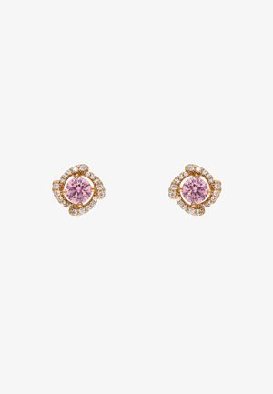 Pendientes en tono dorado con una piedra preciosa rosa redonda rodeada de pequeños cristales transparentes, diseñados en forma floral con detalles texturizados.