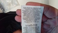 Étiquette d'entretien affichant plusieurs langues, indiquant les instructions d'entretien. Matériau mentionné comme 100 % polyester, avec des symboles de lavage et des instructions.
