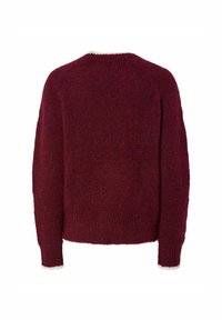 Pull en tricot rouge foncé à manches longues avec des poignets et un ourlet côtelés, vu de dos sur un fond blanc.