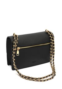 Borsa a tracolla in pelle nera con tracolla in catena dorata, tasca frontale con zip e superficie liscia. Presenta un dettaglio con logo sul davanti.