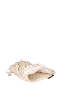 Borsa a tracolla beige intrecciata con tessuto testurizzato, pompon bianchi decorativi e chiusura a zip. All'interno presenta una fodera liscia.