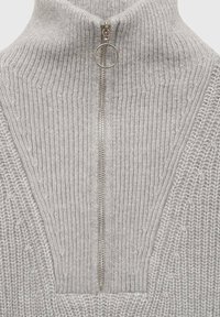Grauer Strickpullover mit hohem Kragen, ausgestattet mit einem silbernen Reißverschluss mit rundem Zug. Die Textur weist gerippte und glatte Abschnitte auf.