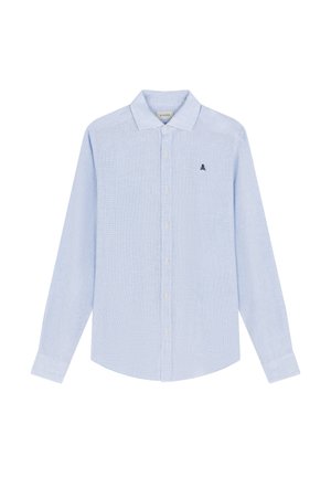 Camisa de manga larga azul claro con botones, cuello y pequeño logotipo bordado en negro de calavera en el lado izquierdo del pecho.