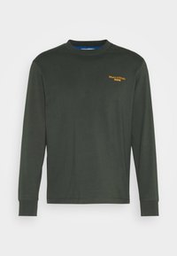 Camiseta de manga larga verde oscuro hecha de algodón, con cuello redondo y puños acanalados, con el logo naranja "Marc O'Polo DENIM" en el pecho.