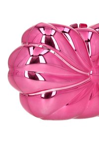 Geantă plic roz lucios, în formă de dovleac, cu linii curbate și finisaj strălucitor. Dispune de o închizătoare cu clemă și o textură netedă, reflectorizantă.
