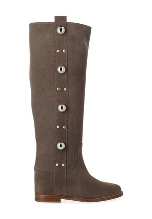 Botte haute en daim marron avec une rangée verticale décorative de clous ronds en argent et un petit talon en bois.