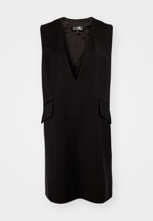 Abito nero senza maniche con scollatura a V profonda, spalle strutturate e tasche laterali. Realizzato in tessuto morbido con un design minimalista.