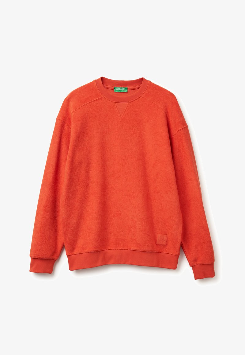 Felpa arancione a girocollo realizzata in tessuto morbido con polsini e orlo a coste. Presenta un'etichetta logo discreta sul lato inferiore. Superficie testurizzata.