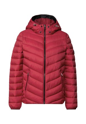 Doudoune rouge avec un design matelassé diagonal, capuche détachable, fermeture éclair à l'avant et deux poches latérales zippées.