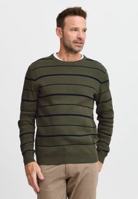 Groene gebreide trui met horizontale marineblauwe strepen, ronde halslijn en ribgebreide manchetten. Glad textuur en aangesloten vorm.