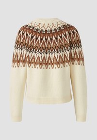 Crèmekleurige gebreide trui met bruine, zwarte en witte geometrische zigzag- en diamantpatronen over de bovenrug en schouders.