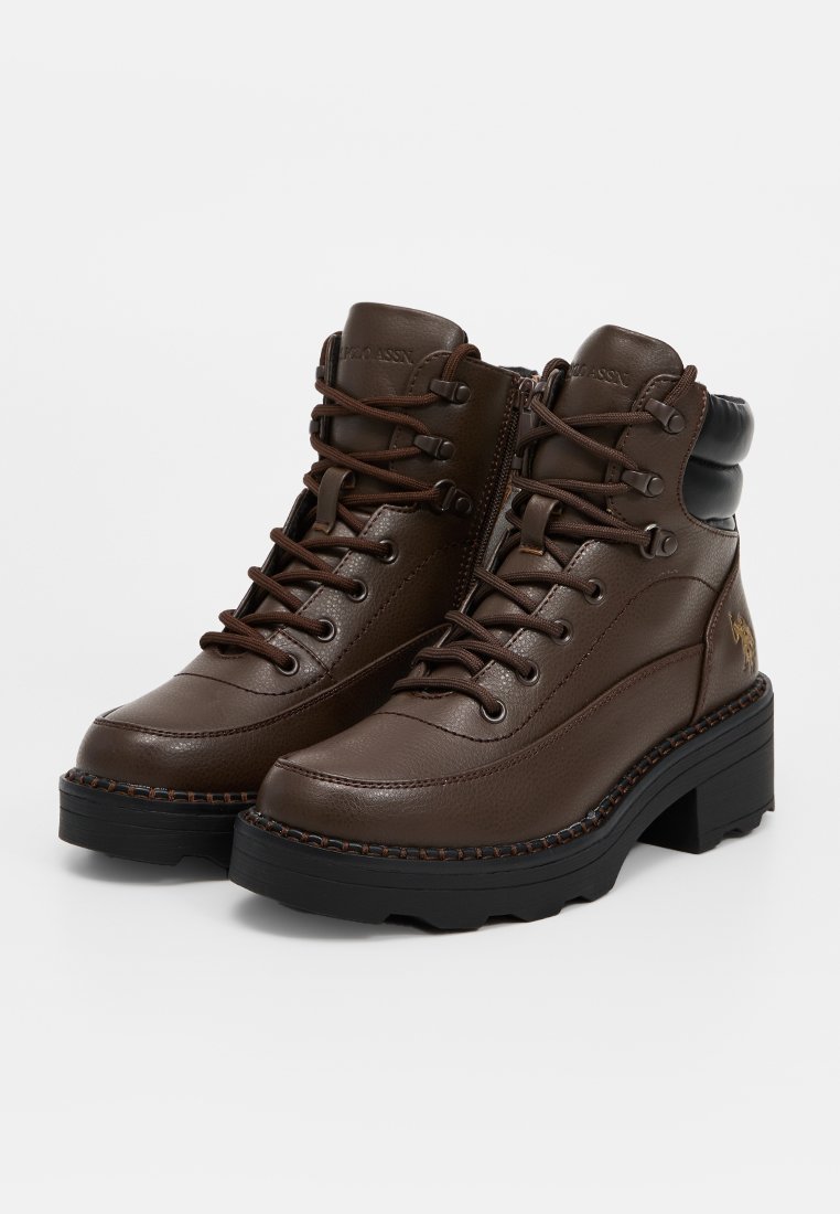 Braune Lederstiefeletten mit einem gepolsterten schwarzen Kragen, runder Zehenform, schnürung vorne und einer strukturierten Gummisohle mit dekorativen Nähten.