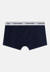 Námornícky modré bavlnené boxerky s bielym pásom s logom Calvin Klein, s plochým pletením a bez ďalších vzorov.