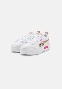 Białe sneakersy na platformie z teksturowaną podeszwą, panelami bocznymi w motyw lamparta, różowymi akcentami logo oraz beżową skórzaną wstawką na pięcie.