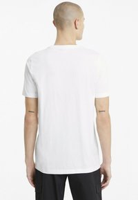 Hvid bomulds t-shirt med korte ærmer, rund halsudskæring og en afslappet pasform. Ingen synlige mønstre eller hardware. Enkel bagudsi.