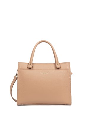 Beige handtas van getextureerd leer met dubbele handgrepen, afneembare schouderriem en subtiel gouden "Lancaster Paris" logo aan de voorkant.