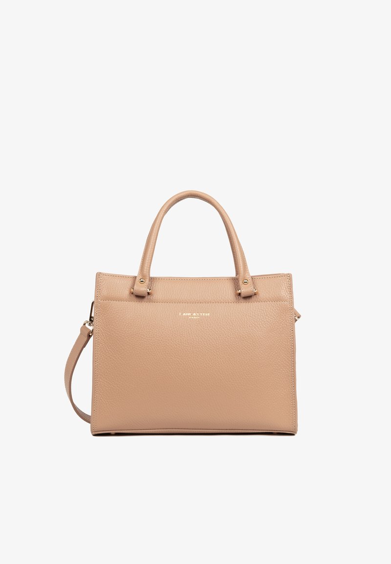 Sac à main en cuir beige texturé avec double poignées, bandoulière amovible, et logo discret "Lancaster Paris" en or sur le devant.