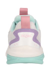 Weisse Mesh-Sneaker mit lila und rosa Akzenten, ausgestattet mit einer mintgrünen Sohle und einer gepolsterten Zunge für zusätzlichen Komfort. "ZIGZAG"-Logo an der Ferse.