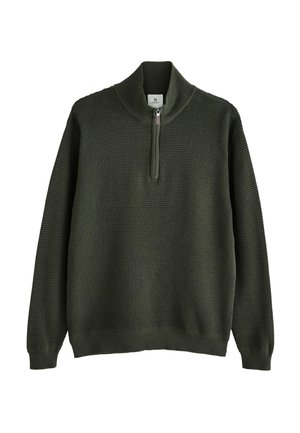 Maglione verde scuro lavorato a maglia con maniche lunghe, mezza zip e collo, polsini e orlo a coste, mostrato su sfondo bianco.