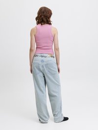 Helles rosa, geripptes Tanktop, hochtaillierte, hellblaue Lockeren Jeans mit zwei Gesäßtaschen, getragen mit schwarzen Ballerinas.