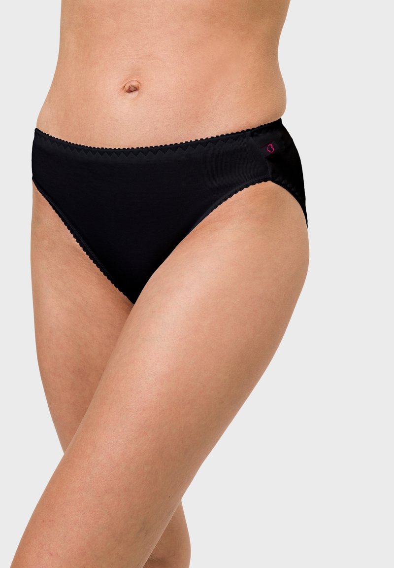 Schwarze Bikini-Unterwäsche aus glattem Stoff, mit gewellten Kanten und einem kleinen pinken Logoakzent auf der linken Seite. Standard Hipster-Schnitt.