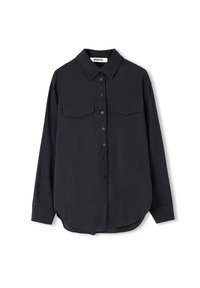 Camicia nera con colletto, maniche lunghe, due taschini sul petto, chiusura frontale con bottoni e orlo leggermente curvo. Realizzata in tessuto leggero.