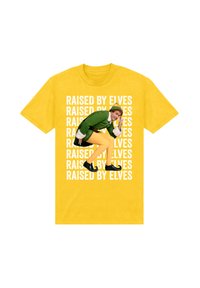 Žluté bavlněné tričko s nápisem "Raised by Elves" v bílé barvě, s barevným elfa v zeleném oblečení a žlutých punčochách.